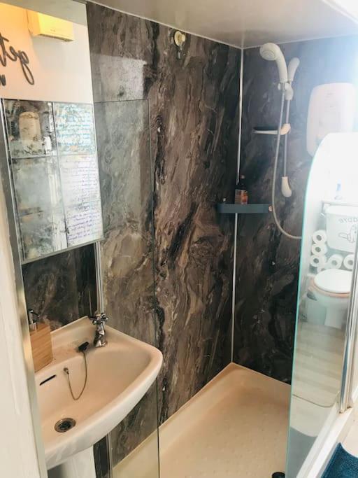 Cosy 2 Bedroom Flat In Единбург Екстериор снимка